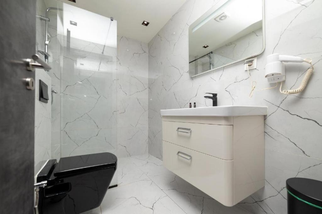 Hotel Gloria Ks Priştine Dış mekan fotoğraf