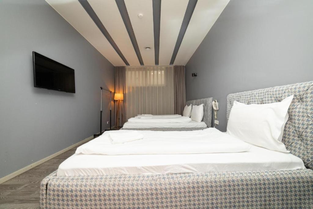 Hotel Gloria Ks Priştine Dış mekan fotoğraf