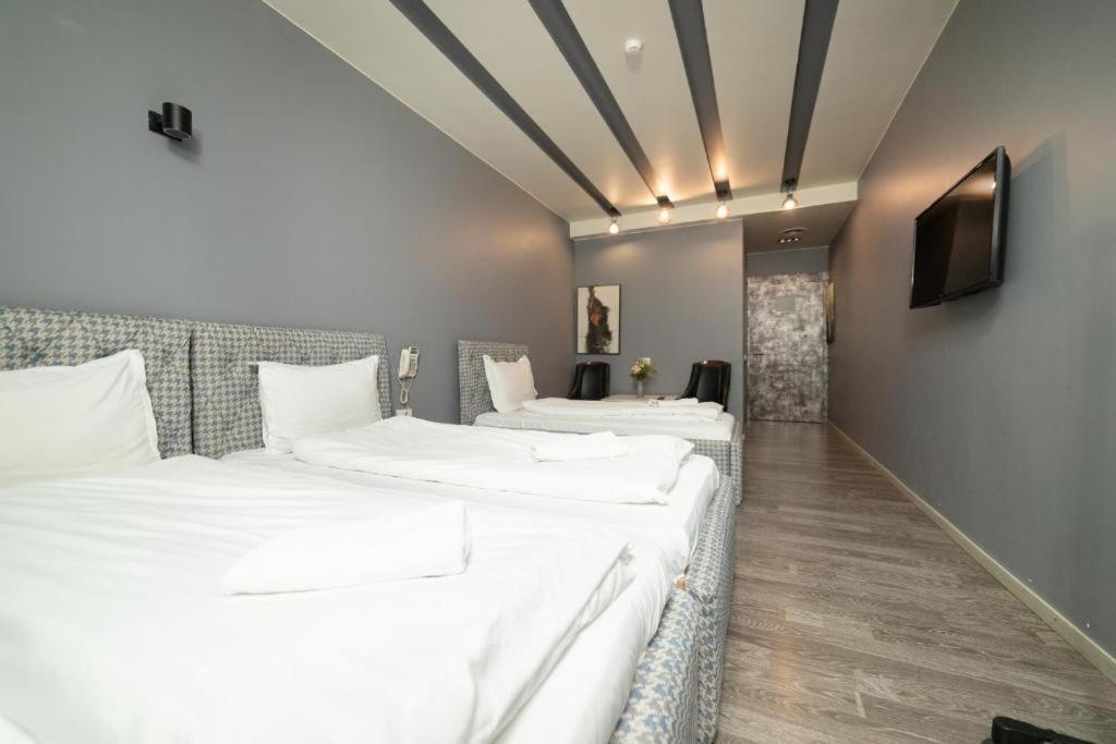 Hotel Gloria Ks Priştine Dış mekan fotoğraf
