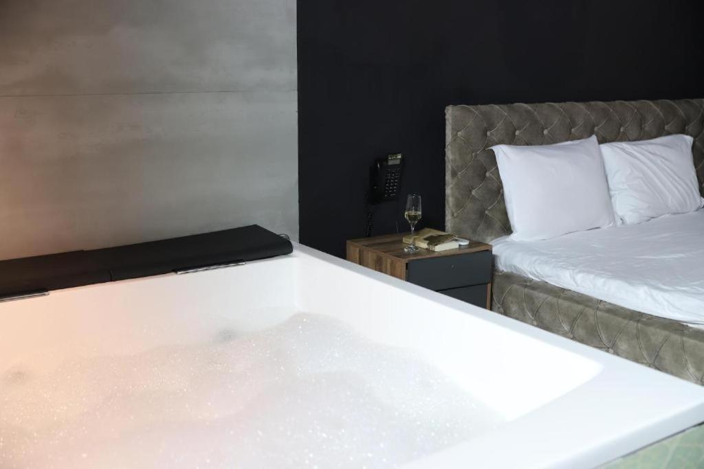 Hotel Gloria Ks Priştine Dış mekan fotoğraf