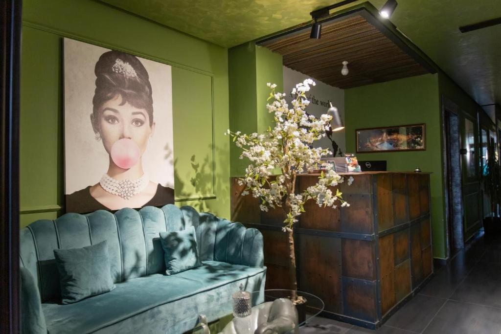 Hotel Gloria Ks Priştine Dış mekan fotoğraf